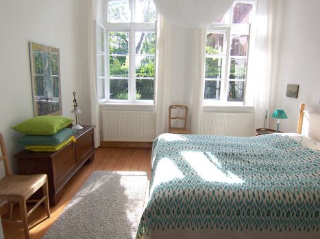 Ruhe und Entspannung: Schlafzimmer mit Fenster zum Garten